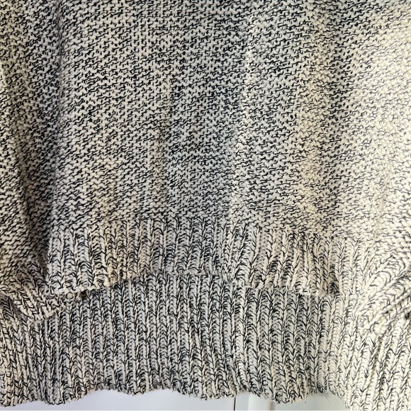 Gorgeous knit slightly cropped salt and pepper sweater - Picture 2 of 5